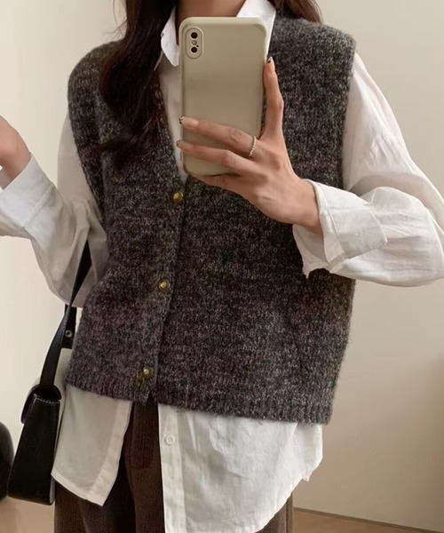 DAY CLOSET（デイ クローゼット）の「【Vネックタイプ】ヴィンテージ風ボタンのラメミックスニットベスト レディース（ベスト・レディース・グレー系その他・FREE）」の8枚目の写真