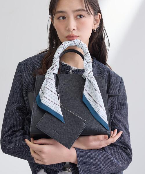 INDIVI(インディヴィ)の「【2柄展開】柄デザインスカーフ(バンダナ/スカーフ・レディース・パープル系1/ネイビー系/ネイビー系5/ベージュ系・00)」の3枚目の写真