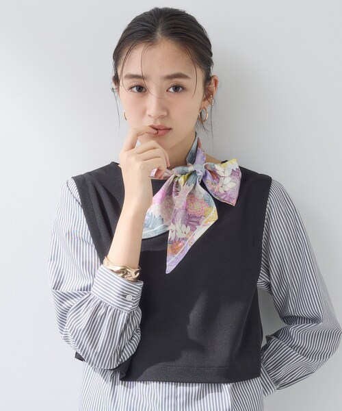 INDIVI(インディヴィ)の「【2柄展開】柄デザインスカーフ(バンダナ/スカーフ・レディース・パープル系1/ネイビー系/ネイビー系5/ベージュ系・00)」の7枚目の写真