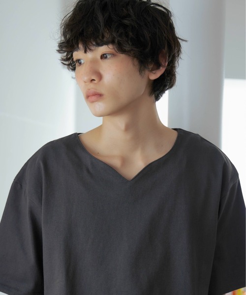 Zooodle(ズードル)の「Key neck T-shirt - キーネックTシャツ -(Tシャツ/カットソー・メンズ・チャコールグレー/ホワイト・MEDIUM/LARGE)」の2枚目の写真