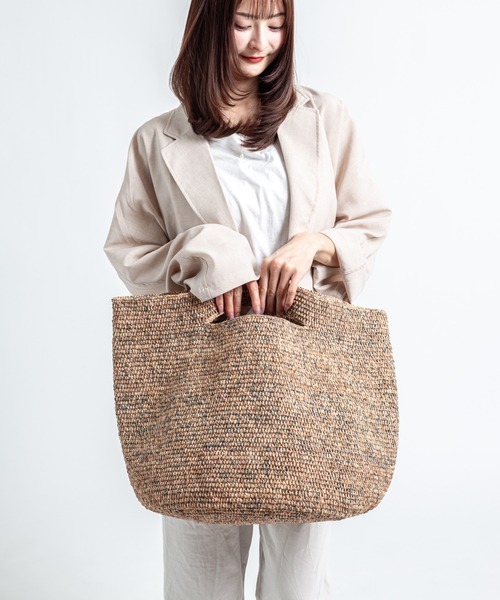 MADE IN MADA（メイドインマダ）の「【MADE IN MADA /メイドインマダ】大きめ かごバッグ　ラフィア トートバッグ ハンドバッグ（かごバッグ・レディース・ナチュラル・FREE）」の2枚目の写真