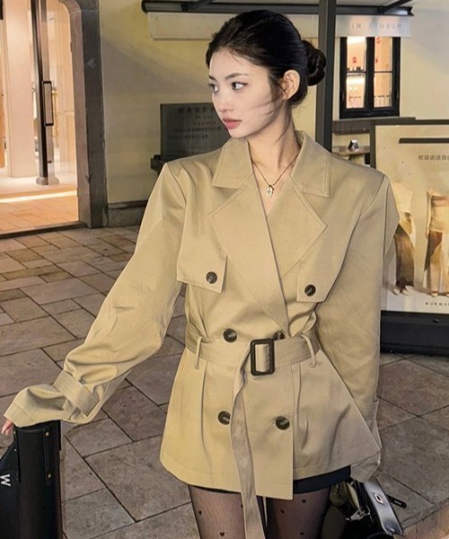 Mejoul(メジュール)の「【2026春夏新作】ウエストベルト付きドルマンソフトショートトレンチコート(トレンチコート・レディース・カーキ/ブラック・M/L)」の7枚目の写真