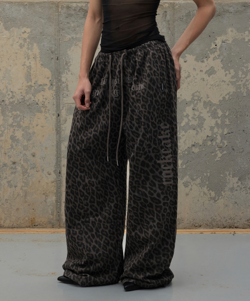 ROCKCAKE(ロックケーキ)の「Leopard Wide 2way Jogger - Charcoal(スウェットパンツ・レディース・その他・X-SMALL/SMALL)」の1枚目の写真