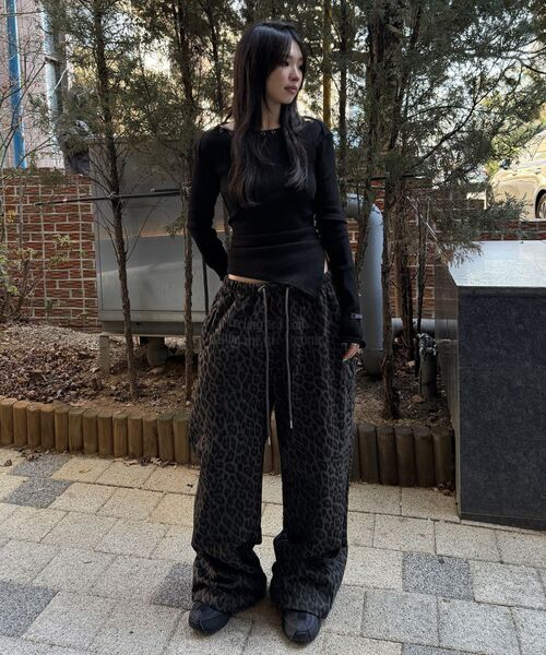 ROCKCAKE(ロックケーキ)の「Leopard Wide 2way Jogger - Charcoal(スウェットパンツ・レディース・その他・X-SMALL/SMALL)」の2枚目の写真