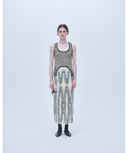 muller of yoshiokubo（ミュラーオブヨシオクボ）の「muller of yoshiokubo ミュラーオブヨシオクボ / RIPPLE TANK KNIT リップルニットキャミソール タンクトップ / MLS26807（タンクトップ・レディース・ブラック/レッド・38）」の8枚目の写真