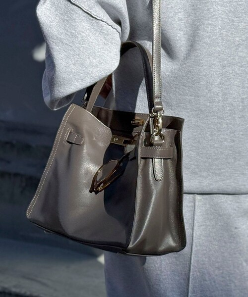 NOLLEY’S(ノーリーズ)の「HINERI ソフトレザーバッグM(トートバッグ・レディース・ベージュ/ダークブラウン/チャコールグレー・FREE)」の6枚目の写真