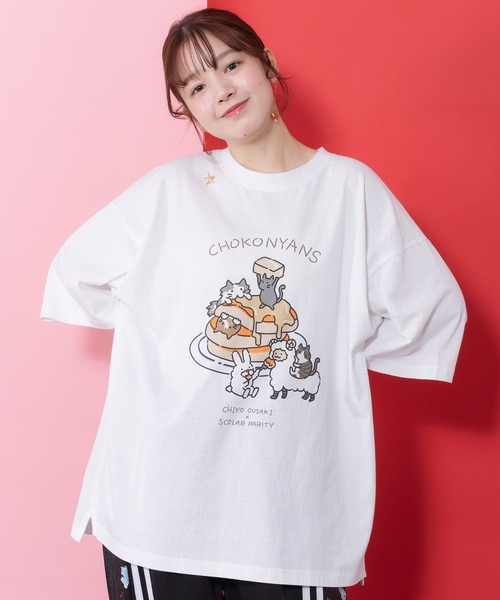 ScoLar Parity（スカラーパリティ）の「361110：桜咲千依さんコラボ第5弾 ちょこにゃんず パンケーキTシャツ（Tシャツ/カットソー・レディース・オフホワイト/ブラック/サックスブルー・M）」の2枚目の写真