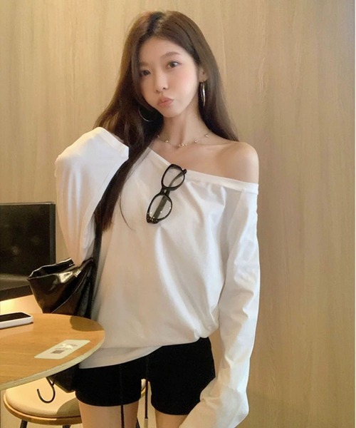 VIBGYOR（ヴィブジョー）の「【EIZZ/アイズ】ワンショル風 ルーズフィット 長袖 カットソー オフショルダー ロンT（Tシャツ/カットソー・レディース・ホワイト/グレー/ブラック・FREE）」の2枚目の写真