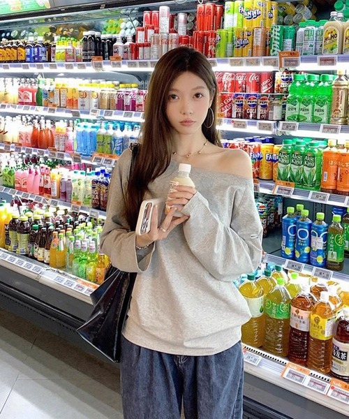 VIBGYOR（ヴィブジョー）の「【EIZZ/アイズ】ワンショル風 ルーズフィット 長袖 カットソー オフショルダー ロンT（Tシャツ/カットソー・レディース・ホワイト/グレー/ブラック・FREE）」の4枚目の写真