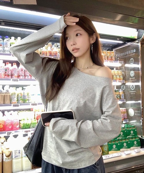 VIBGYOR（ヴィブジョー）の「【EIZZ/アイズ】ワンショル風 ルーズフィット 長袖 カットソー オフショルダー ロンT（Tシャツ/カットソー・レディース・ホワイト/グレー/ブラック・FREE）」の5枚目の写真