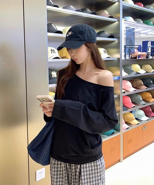 VIBGYOR（ヴィブジョー）の「【EIZZ/アイズ】ワンショル風 ルーズフィット 長袖 カットソー オフショルダー ロンT（Tシャツ/カットソー・レディース・ホワイト/グレー/ブラック・FREE）」の8枚目の写真