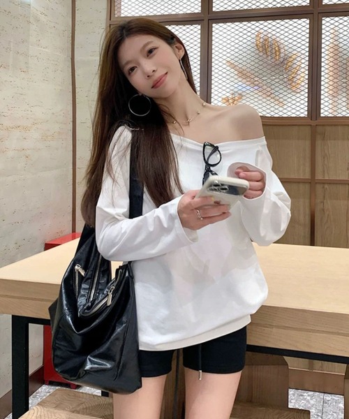 VIBGYOR（ヴィブジョー）の「【EIZZ/アイズ】ワンショル風 ルーズフィット 長袖 カットソー オフショルダー ロンT（Tシャツ/カットソー・レディース・ホワイト/グレー/ブラック・FREE）」の12枚目の写真