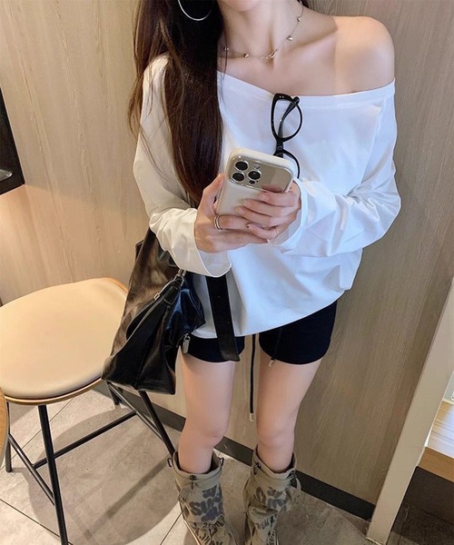 VIBGYOR（ヴィブジョー）の「【EIZZ/アイズ】ワンショル風 ルーズフィット 長袖 カットソー オフショルダー ロンT（Tシャツ/カットソー・レディース・ホワイト/グレー/ブラック・FREE）」の14枚目の写真