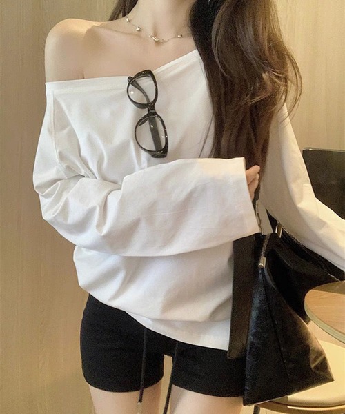 VIBGYOR（ヴィブジョー）の「【EIZZ/アイズ】ワンショル風 ルーズフィット 長袖 カットソー オフショルダー ロンT（Tシャツ/カットソー・レディース・ホワイト/グレー/ブラック・FREE）」の15枚目の写真