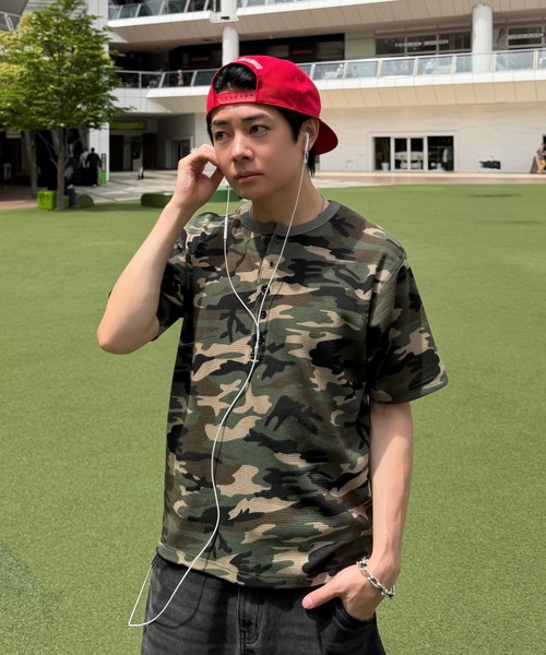 ADAMASTE(アダマスト)の「Camouflage Thermal Henry Neck T-shirt - 迷彩サーマルヘンリーネックTシャツ(Tシャツ/カットソー・メンズ・ブラック/カーキ・MEDIUM/LARGE)」の1枚目の写真