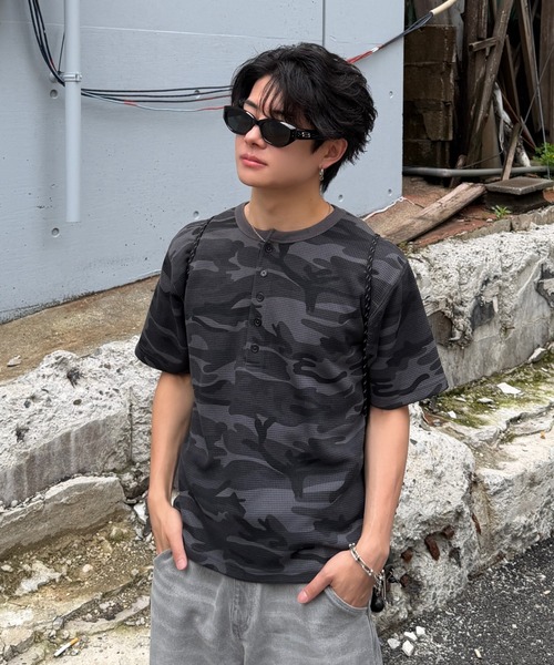 ADAMASTE(アダマスト)の「Camouflage Thermal Henry Neck T-shirt - 迷彩サーマルヘンリーネックTシャツ(Tシャツ/カットソー・メンズ・ブラック/カーキ・MEDIUM/LARGE)」の2枚目の写真
