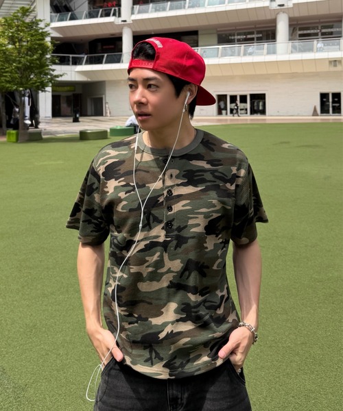 ADAMASTE(アダマスト)の「Camouflage Thermal Henry Neck T-shirt - 迷彩サーマルヘンリーネックTシャツ(Tシャツ/カットソー・メンズ・ブラック/カーキ・MEDIUM/LARGE)」の5枚目の写真
