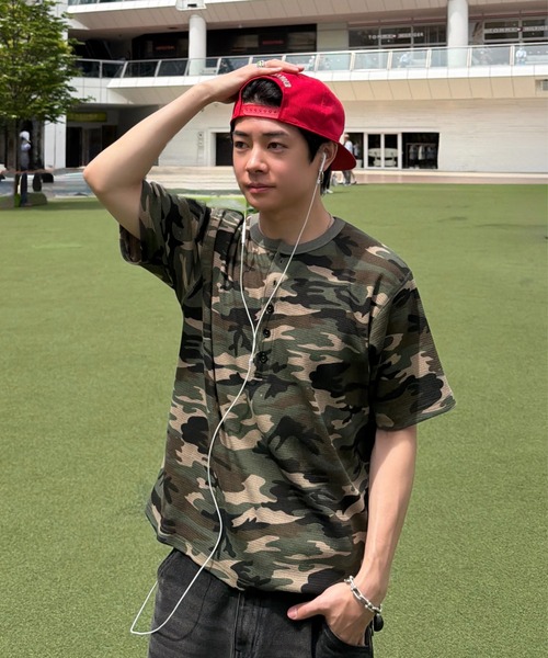 ADAMASTE(アダマスト)の「Camouflage Thermal Henry Neck T-shirt - 迷彩サーマルヘンリーネックTシャツ(Tシャツ/カットソー・メンズ・ブラック/カーキ・MEDIUM/LARGE)」の6枚目の写真