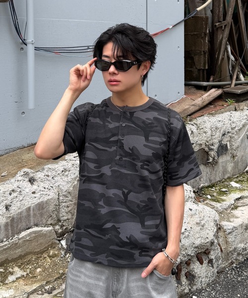 ADAMASTE(アダマスト)の「Camouflage Thermal Henry Neck T-shirt - 迷彩サーマルヘンリーネックTシャツ(Tシャツ/カットソー・メンズ・ブラック/カーキ・MEDIUM/LARGE)」の13枚目の写真
