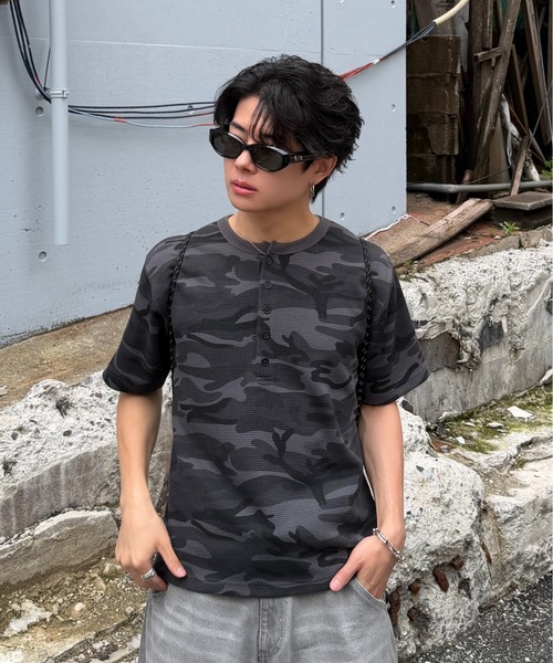 ADAMASTE(アダマスト)の「Camouflage Thermal Henry Neck T-shirt - 迷彩サーマルヘンリーネックTシャツ(Tシャツ/カットソー・メンズ・ブラック/カーキ・MEDIUM/LARGE)」の14枚目の写真