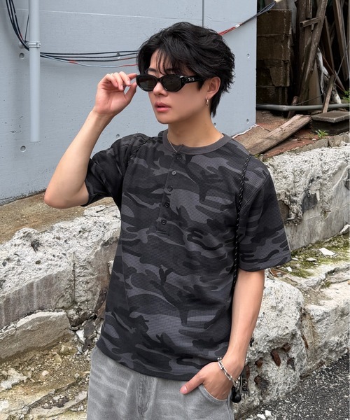 ADAMASTE(アダマスト)の「Camouflage Thermal Henry Neck T-shirt - 迷彩サーマルヘンリーネックTシャツ(Tシャツ/カットソー・メンズ・ブラック/カーキ・MEDIUM/LARGE)」の15枚目の写真
