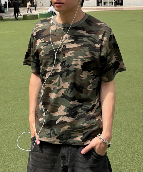 ADAMASTE(アダマスト)の「Camouflage Thermal Henry Neck T-shirt - 迷彩サーマルヘンリーネックTシャツ(Tシャツ/カットソー・メンズ・ブラック/カーキ・MEDIUM/LARGE)」の3枚目の写真