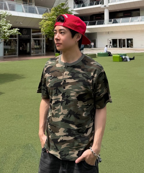 ADAMASTE(アダマスト)の「Camouflage Thermal Henry Neck T-shirt - 迷彩サーマルヘンリーネックTシャツ(Tシャツ/カットソー・メンズ・ブラック/カーキ・MEDIUM/LARGE)」の4枚目の写真