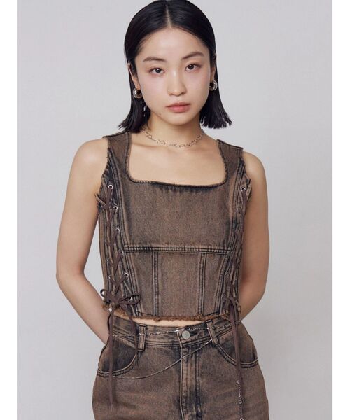 EMODA(エモダ)の「サイドレースアップデニムビスチェ(タンクトップ・レディース・ライトブルー/インディゴブルー/ブラウン・FREE)」の2枚目の写真