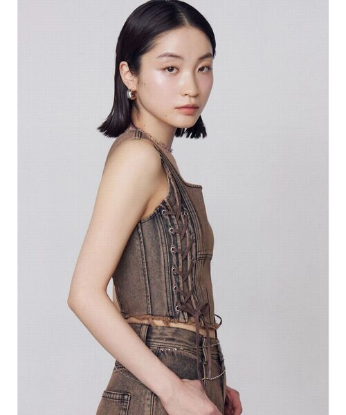 EMODA(エモダ)の「サイドレースアップデニムビスチェ(タンクトップ・レディース・ライトブルー/インディゴブルー/ブラウン・FREE)」の17枚目の写真