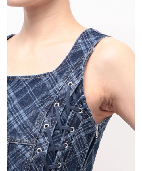EMODA(エモダ)の「サイドレースアップデニムビスチェ(タンクトップ・レディース・ライトブルー/インディゴブルー/ブラウン・FREE)」の4枚目の写真