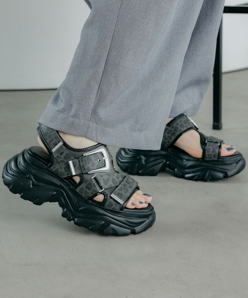 PAGEBOY（ページボーイ）の「≪S/M/Lの3サイズ展開≫ モードバックルスポサン（サンダル・レディース・ブラック系その他/ブラック/グレー系その他・SMALL/MEDIUM/LARGE）」の3枚目の写真