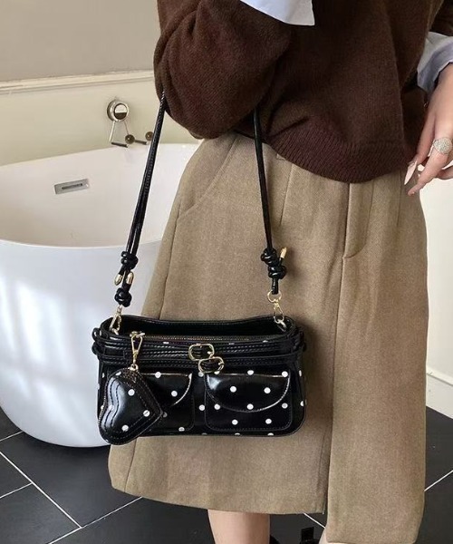 AsRiRe（アスリレイ）の「26ss ポーチ付きドット柄ショルダーバッグ（ショルダーバッグ・レディース・ブラウン/ホワイト/ブラック/レッド・F）」の11枚目の写真
