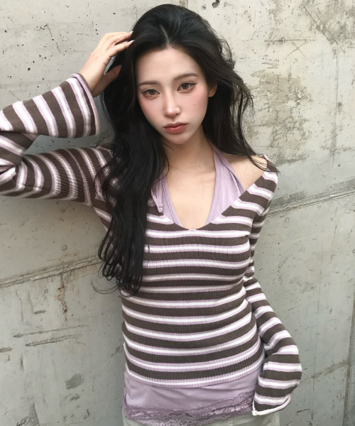 LARTIGENT(ラーティゼン)の「L23 STRIPE DEEP V-NECK KNIT(BROWN)(ニット/セーター・レディース・その他・FREE)」の2枚目の写真