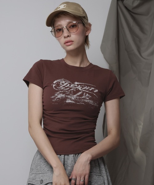 Ulysses（ユリシス）の「サイドシャーリングロゴミニTシャツ（Tシャツ/カットソー・レディース・キャメル/ブラック・M/S）」の4枚目の写真