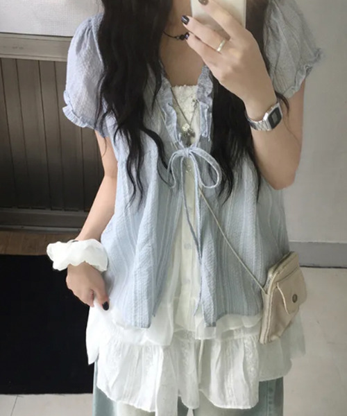VIVID LADY(ビビッドレディー)の「レイヤード風 マルチストライプ フリルブラウス(シャツ/ブラウス・レディース・ライトブルー/ブラック・FREE)」の3枚目の写真