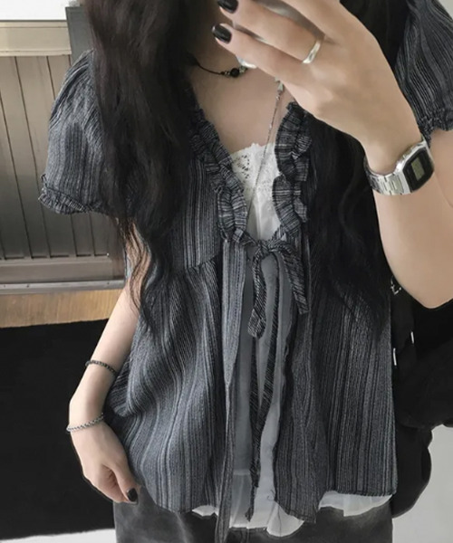 VIVID LADY(ビビッドレディー)の「レイヤード風 マルチストライプ フリルブラウス(シャツ/ブラウス・レディース・ライトブルー/ブラック・FREE)」の12枚目の写真