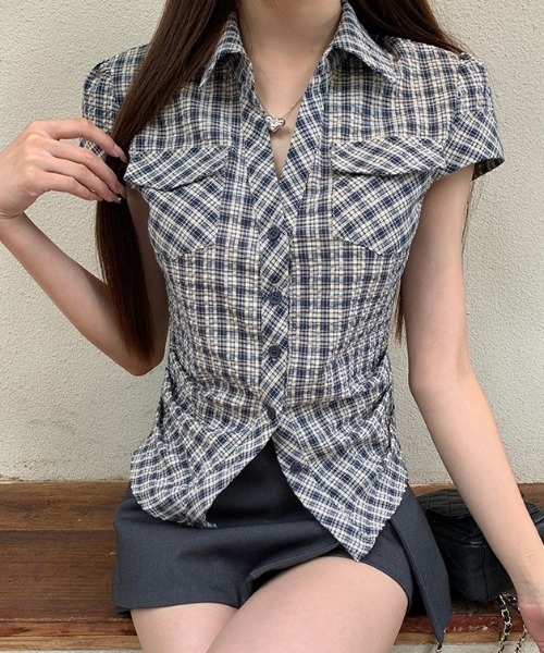 Teem Store(チームストア)の「【26年春夏新作】ウエストギャザーシャツ チェック柄 無地 襟付き(シャツ/ブラウス・レディース・ブラック/ブルー・S/M)」の1枚目の写真