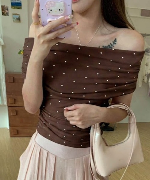 LAC-VERT(ラック・ヴェール)の「ドットオフショルトップス(Tシャツ/カットソー・レディース・ブラウン/ブラック/オフホワイト/グレー・FREE)」の4枚目の写真