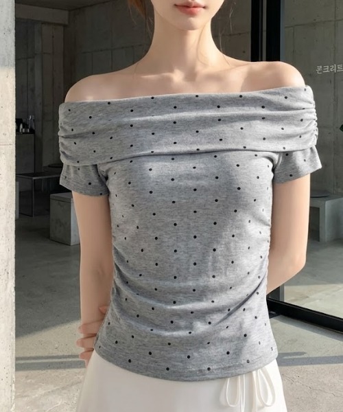 LAC-VERT(ラック・ヴェール)の「ドットオフショルトップス(Tシャツ/カットソー・レディース・ブラウン/ブラック/オフホワイト/グレー・FREE)」の3枚目の写真