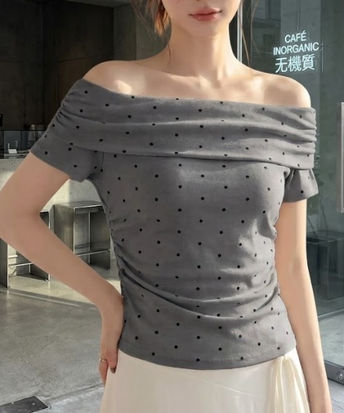 LAC-VERT(ラック・ヴェール)の「ドットオフショルトップス(Tシャツ/カットソー・レディース・ブラウン/ブラック/オフホワイト/グレー・FREE)」の5枚目の写真