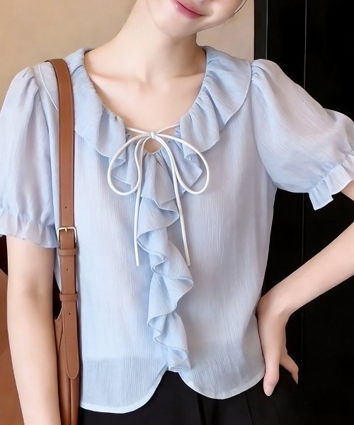 AMAJI(アマジ)の「フリルデザイン フロントリボン 半袖 ブラウス(シャツ/ブラウス・レディース・ライトブルー・X-LARGE/LARGE/MEDIUM/SMALL)」の1枚目の写真