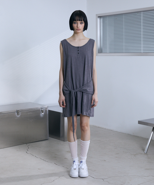 VOONT（ブント）の「Henley Neck Tie Mini Dress (CHARCOAL)（ワンピース・レディース・チャコールグレー・OS）」の6枚目の写真