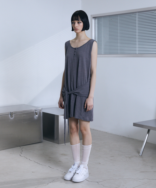 VOONT（ブント）の「Henley Neck Tie Mini Dress (CHARCOAL)（ワンピース・レディース・チャコールグレー・OS）」の5枚目の写真