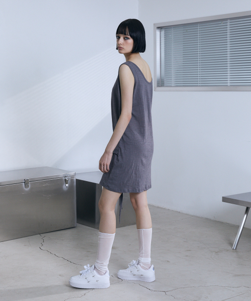 VOONT（ブント）の「Henley Neck Tie Mini Dress (CHARCOAL)（ワンピース・レディース・チャコールグレー・OS）」の3枚目の写真