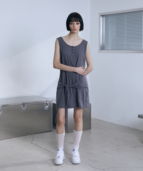 VOONT（ブント）の「Henley Neck Tie Mini Dress (CHARCOAL)（ワンピース・レディース・チャコールグレー・OS）」の2枚目の写真