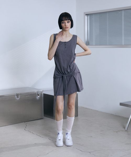 VOONT（ブント）の「Henley Neck Tie Mini Dress (CHARCOAL)（ワンピース・レディース・チャコールグレー・OS）」の11枚目の写真