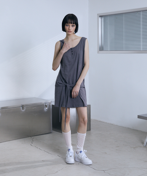 VOONT（ブント）の「Henley Neck Tie Mini Dress (CHARCOAL)（ワンピース・レディース・チャコールグレー・OS）」の10枚目の写真