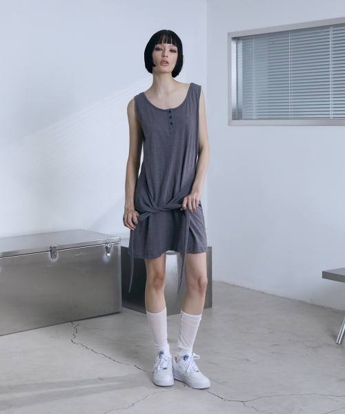 VOONT（ブント）の「Henley Neck Tie Mini Dress (CHARCOAL)（ワンピース・レディース・チャコールグレー・OS）」の9枚目の写真