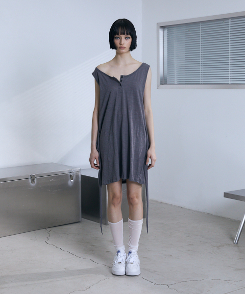 VOONT（ブント）の「Henley Neck Tie Mini Dress (CHARCOAL)（ワンピース・レディース・チャコールグレー・OS）」の8枚目の写真