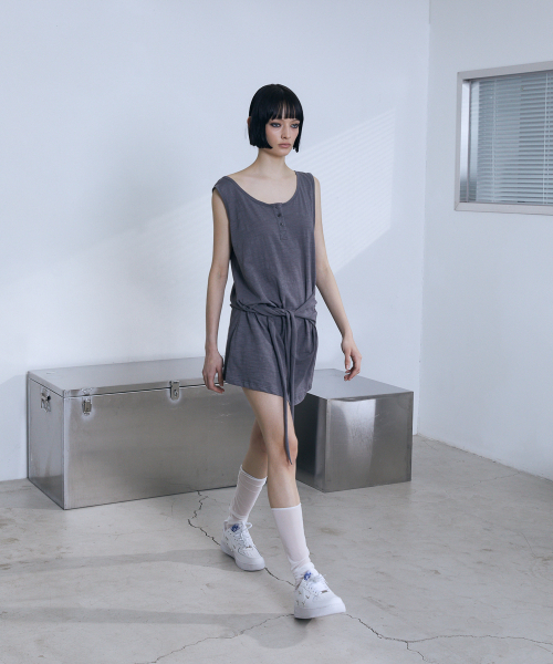 VOONT（ブント）の「Henley Neck Tie Mini Dress (CHARCOAL)（ワンピース・レディース・チャコールグレー・OS）」の7枚目の写真